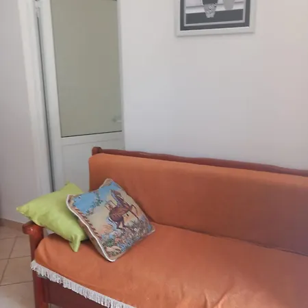 Nikas Vila *